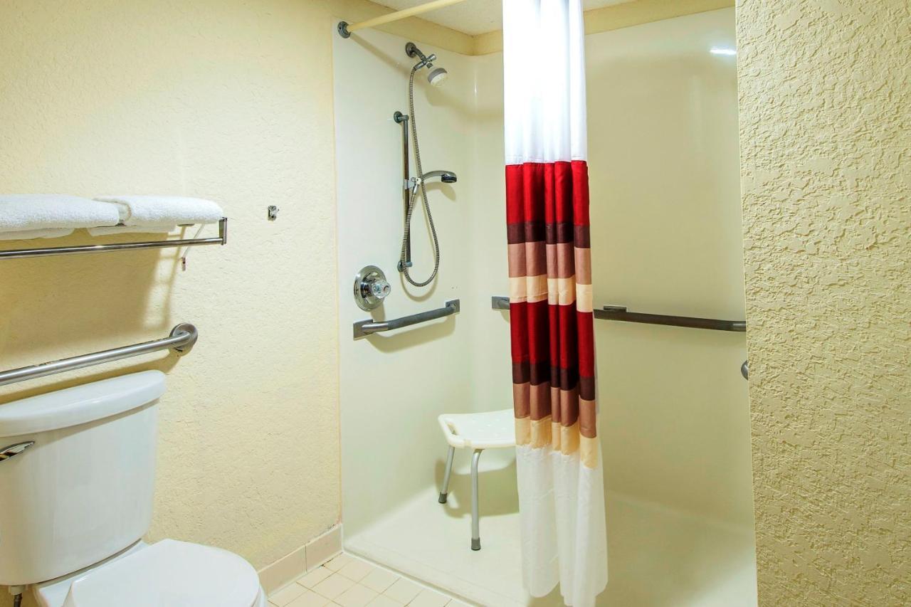Hotel Red Roof Plus+ Downtown - Convention Center 3*