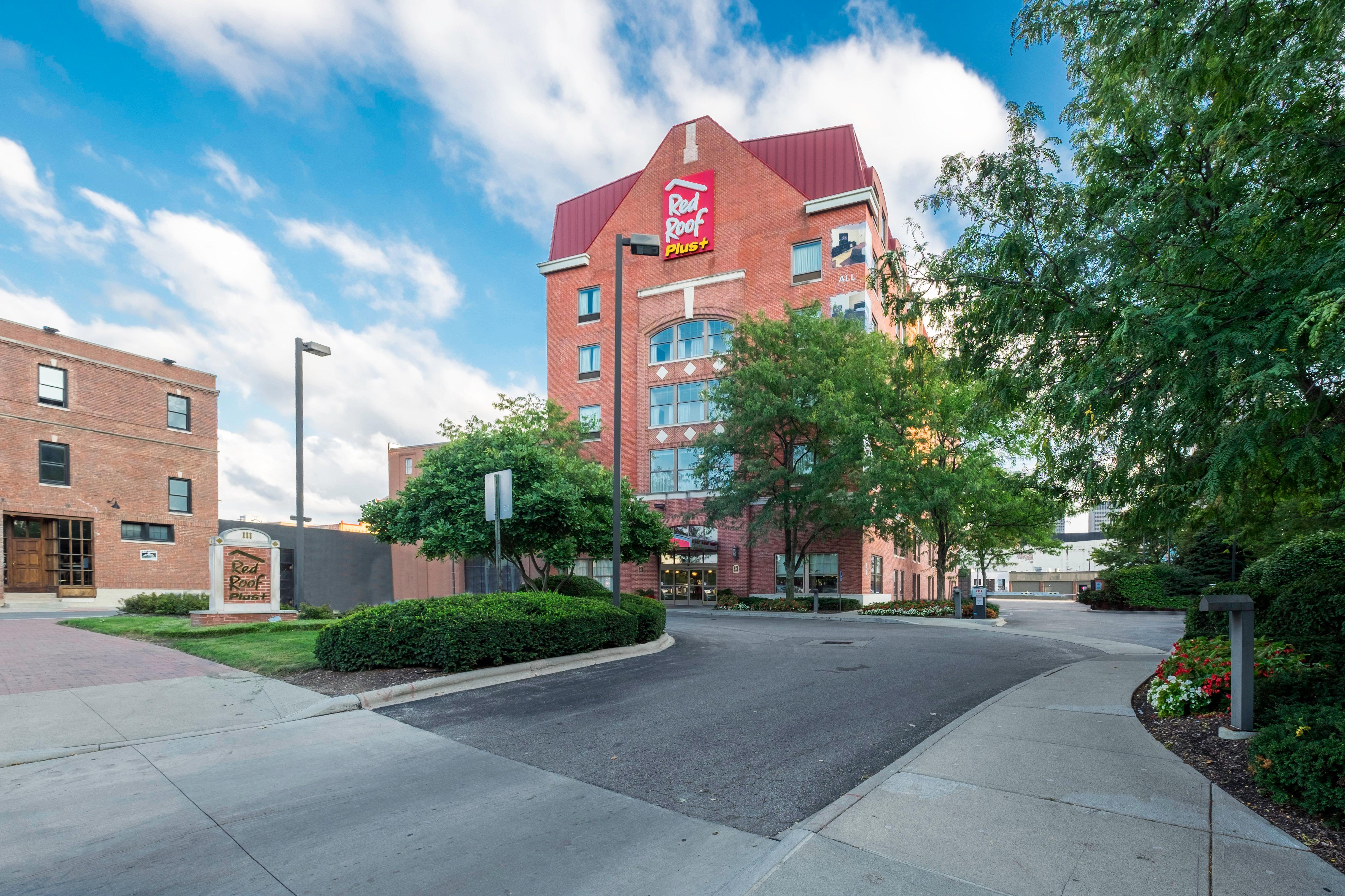Hotel Red Roof Plus+ Downtown - Convention Center 3*